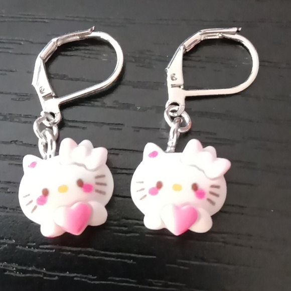 NEW Hello Kitty Resin Drop Earrings - Picture 1 of 1